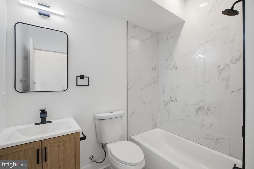 731 W HUNTINGDON STREET Unit: 2