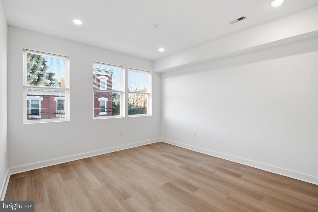 731 W HUNTINGDON STREET Unit: 2