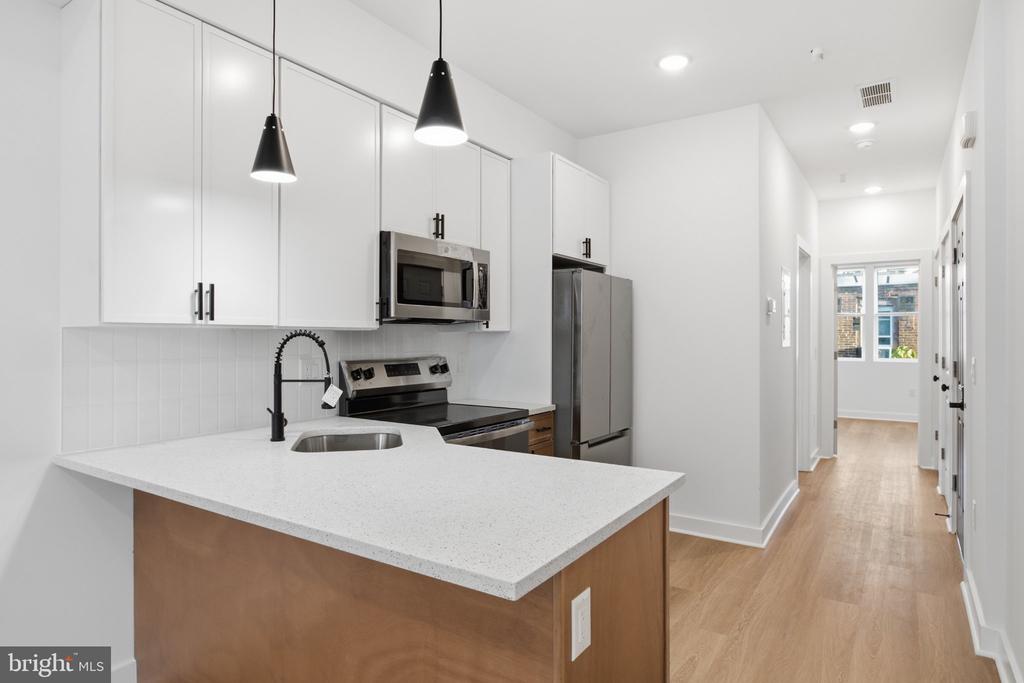 731 W HUNTINGDON STREET Unit: 2