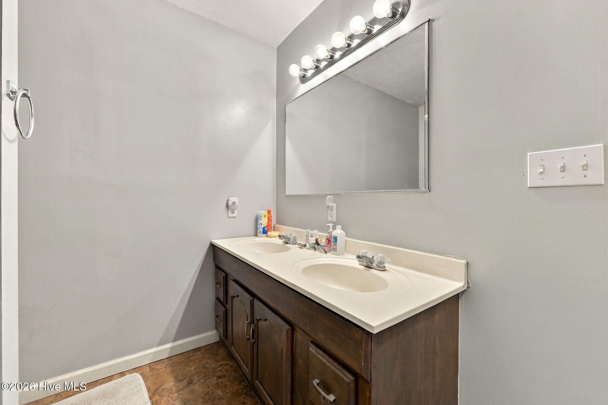 212 Kenneth Boulevard