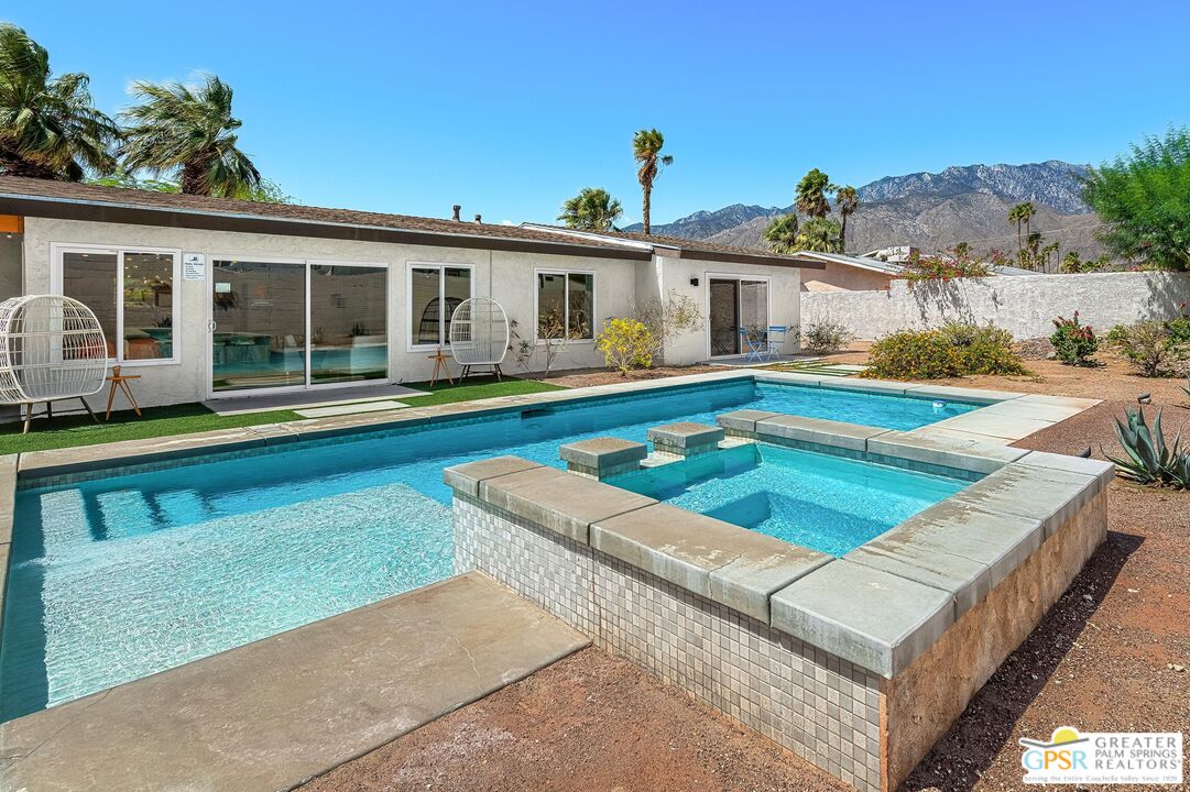 2864 E Valencia Rd
