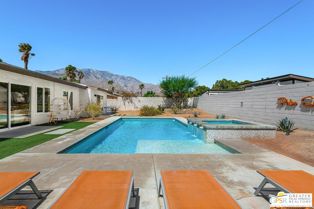 2864 E Valencia Rd