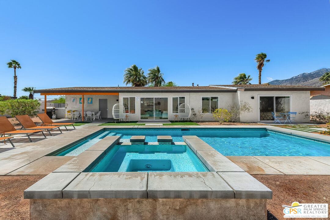 2864 E Valencia Rd