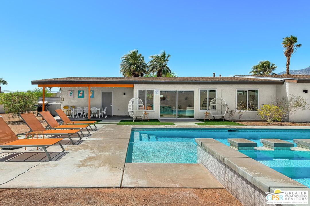 2864 E Valencia Rd