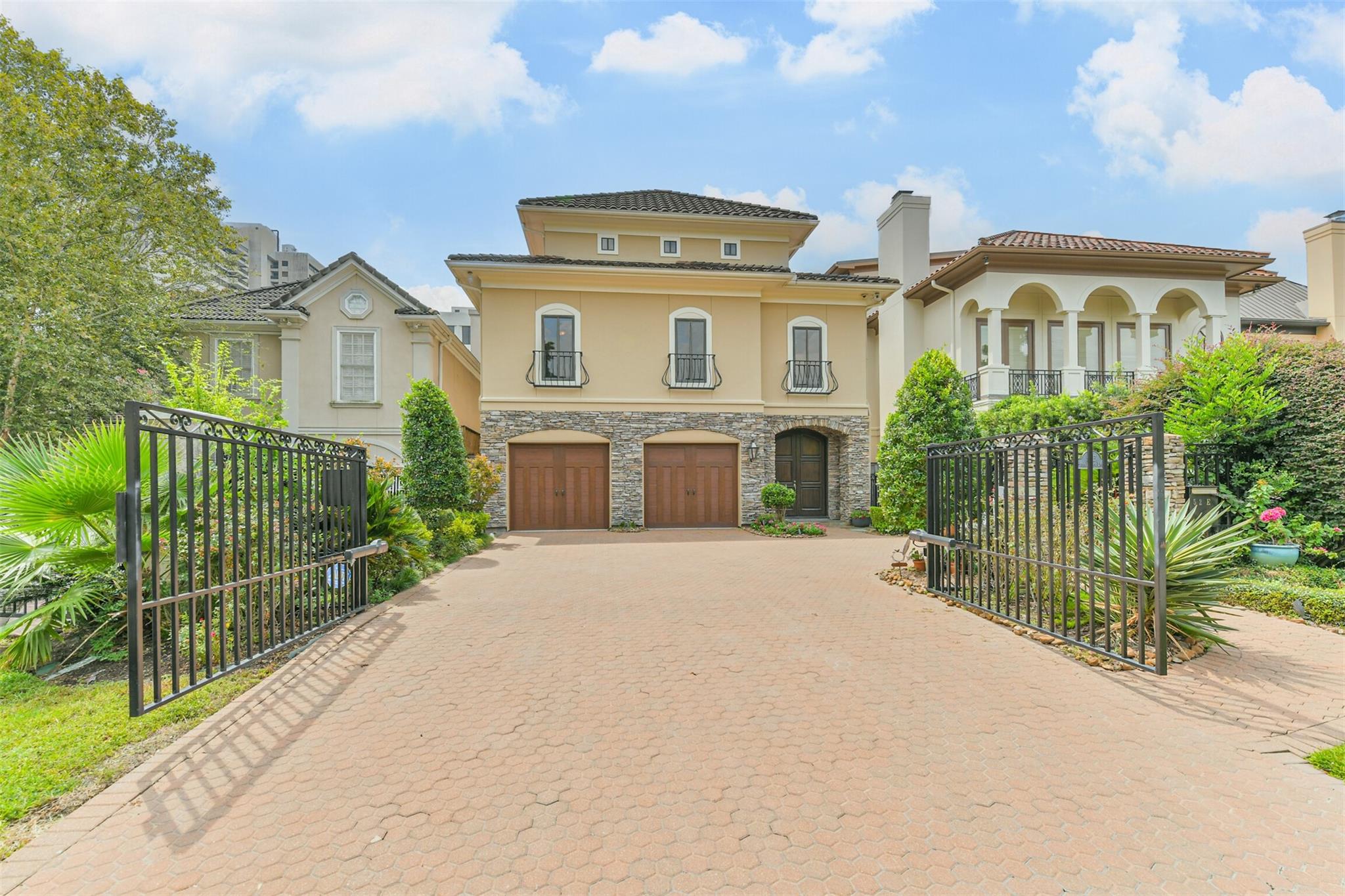 52 Briar Hollow Lane