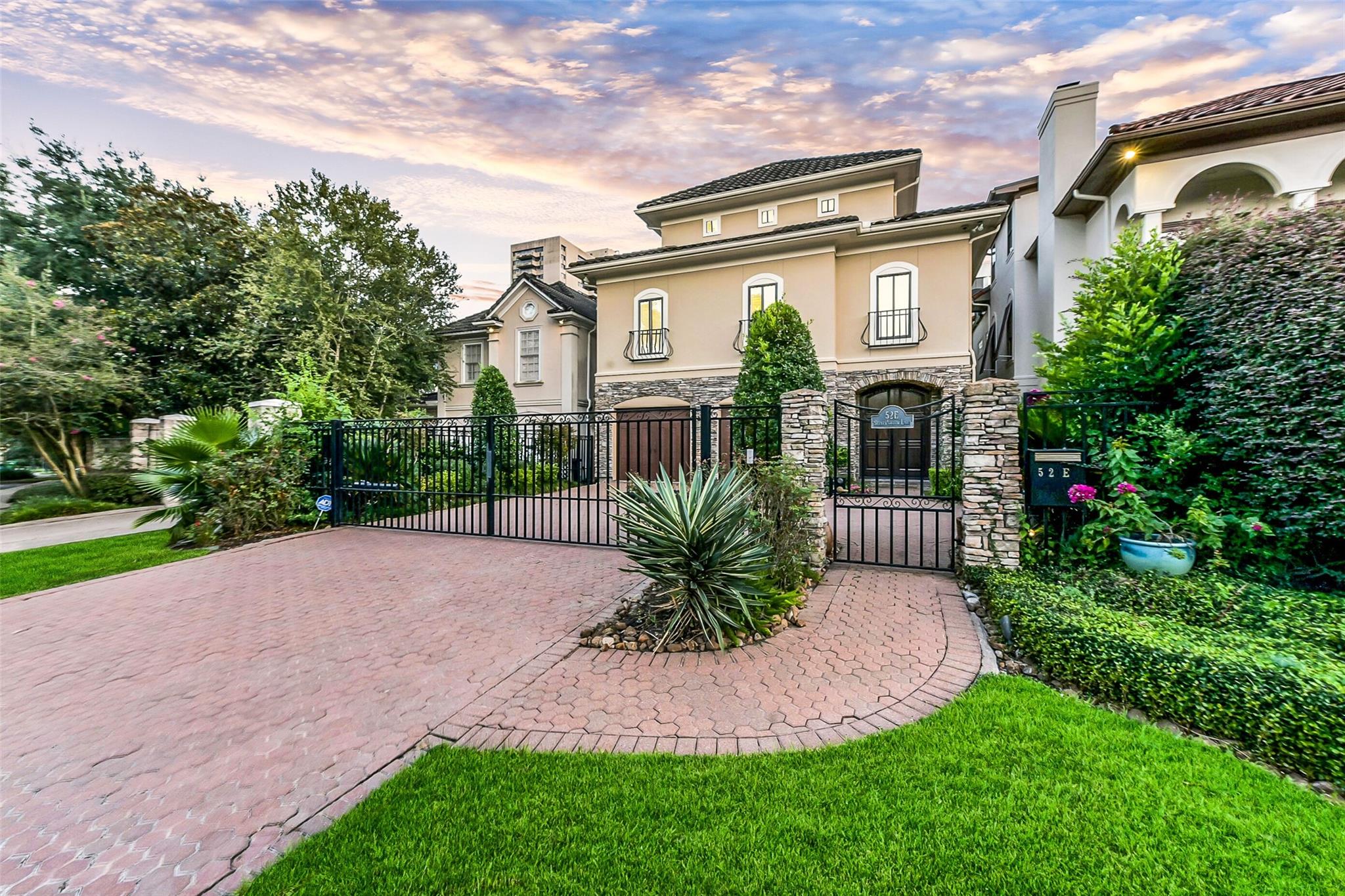52 Briar Hollow Lane