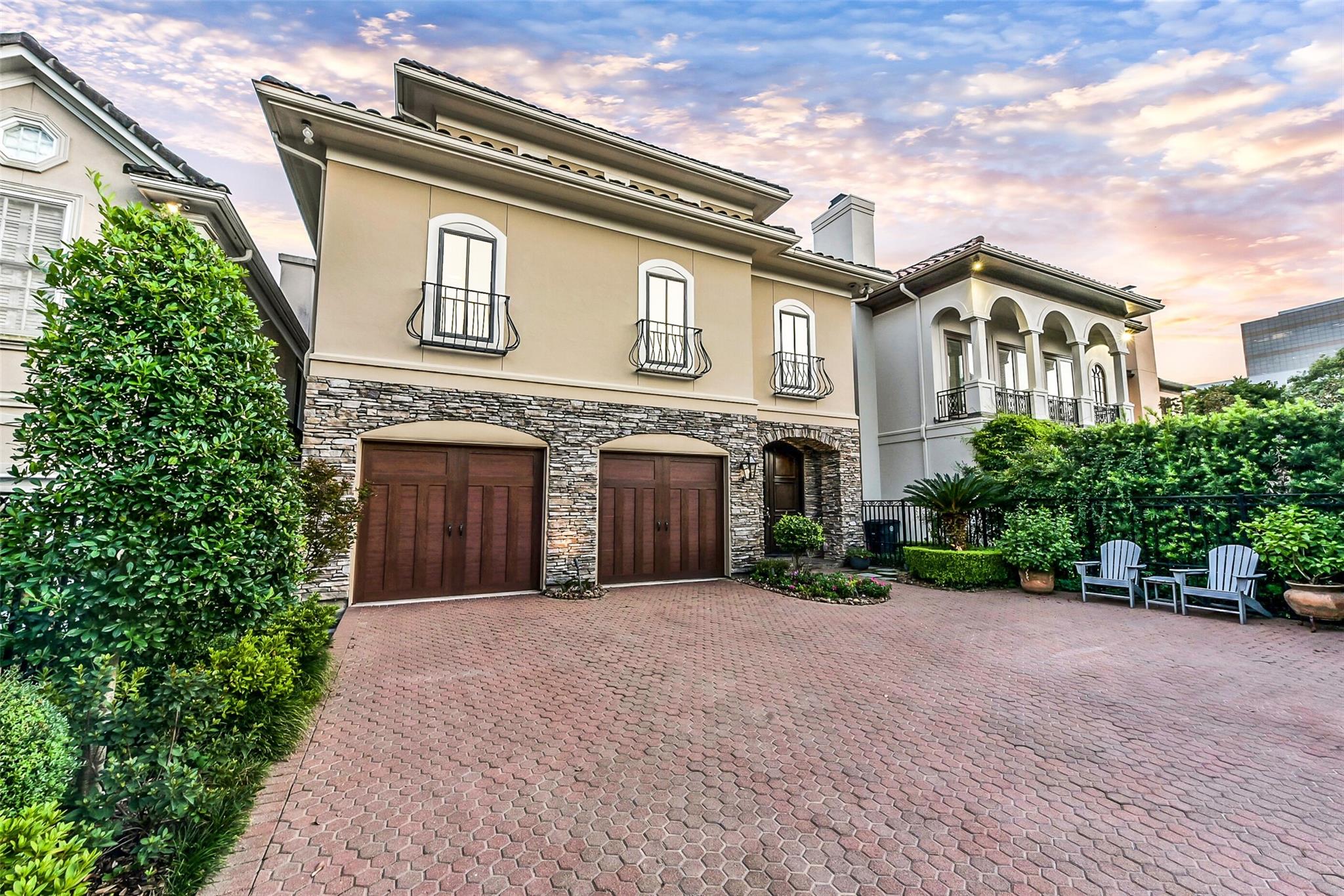 52 Briar Hollow Lane