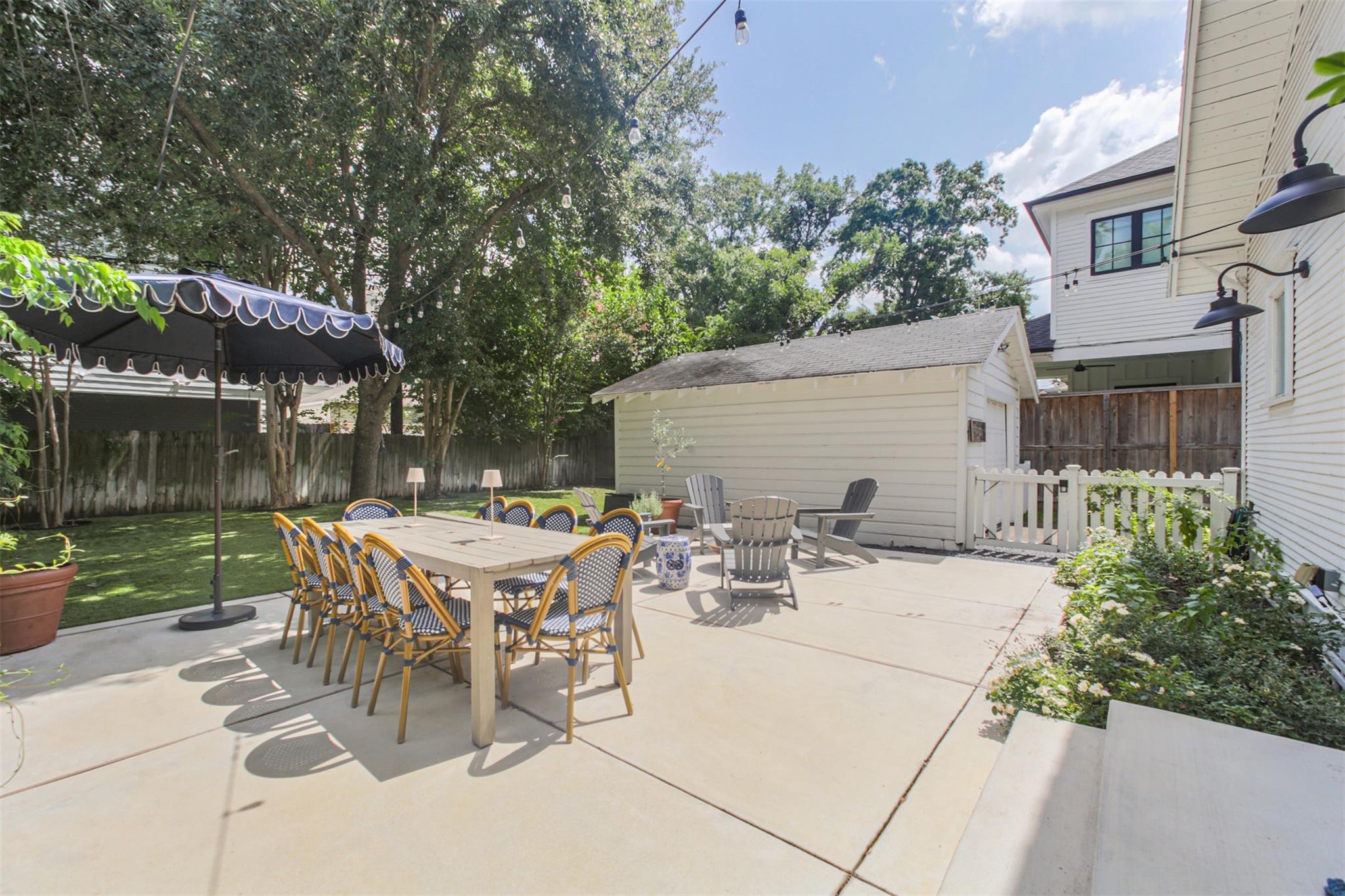 627 E 11th 1/2 Street