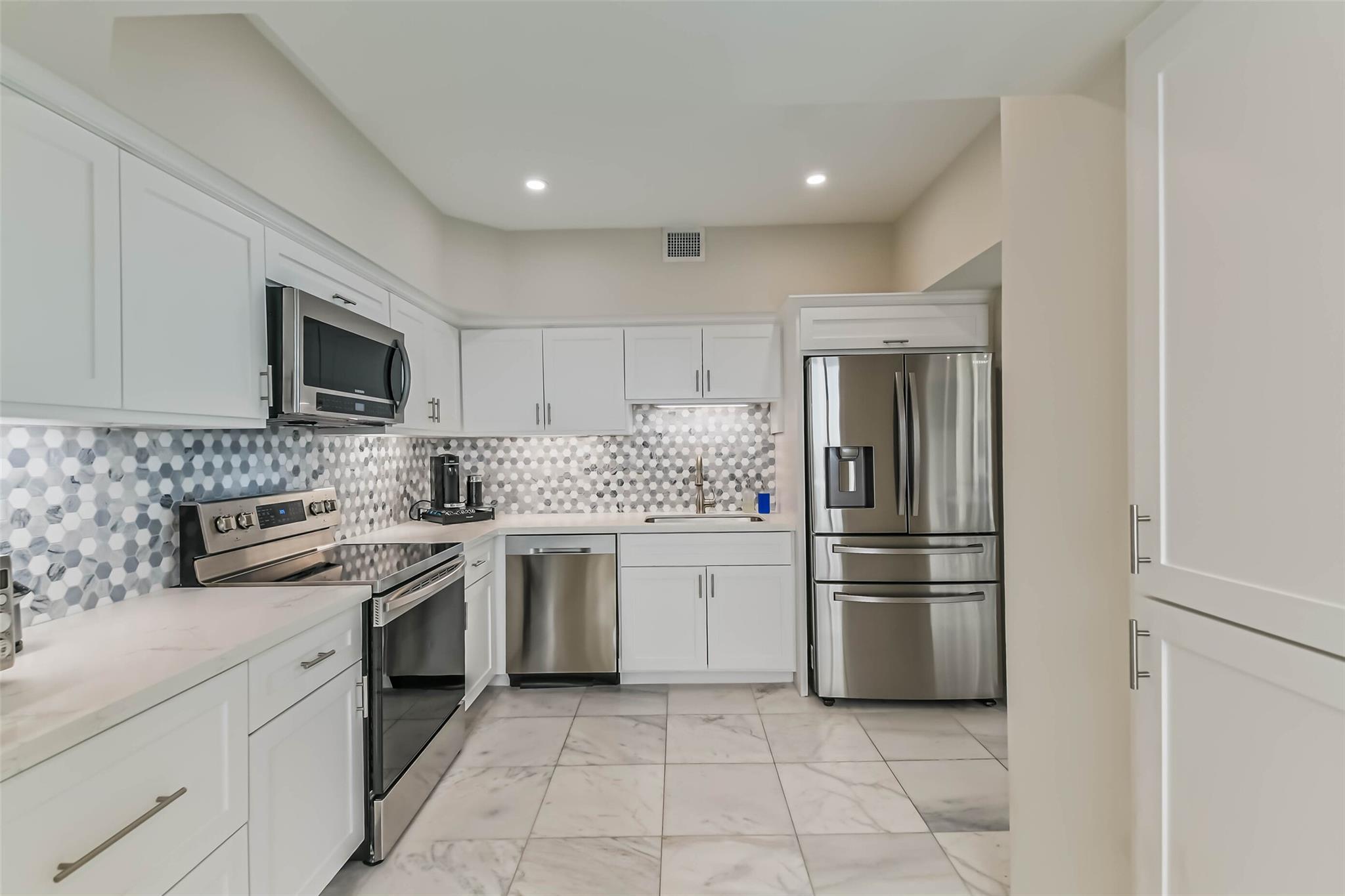 14 Greenway Plaza # 15P