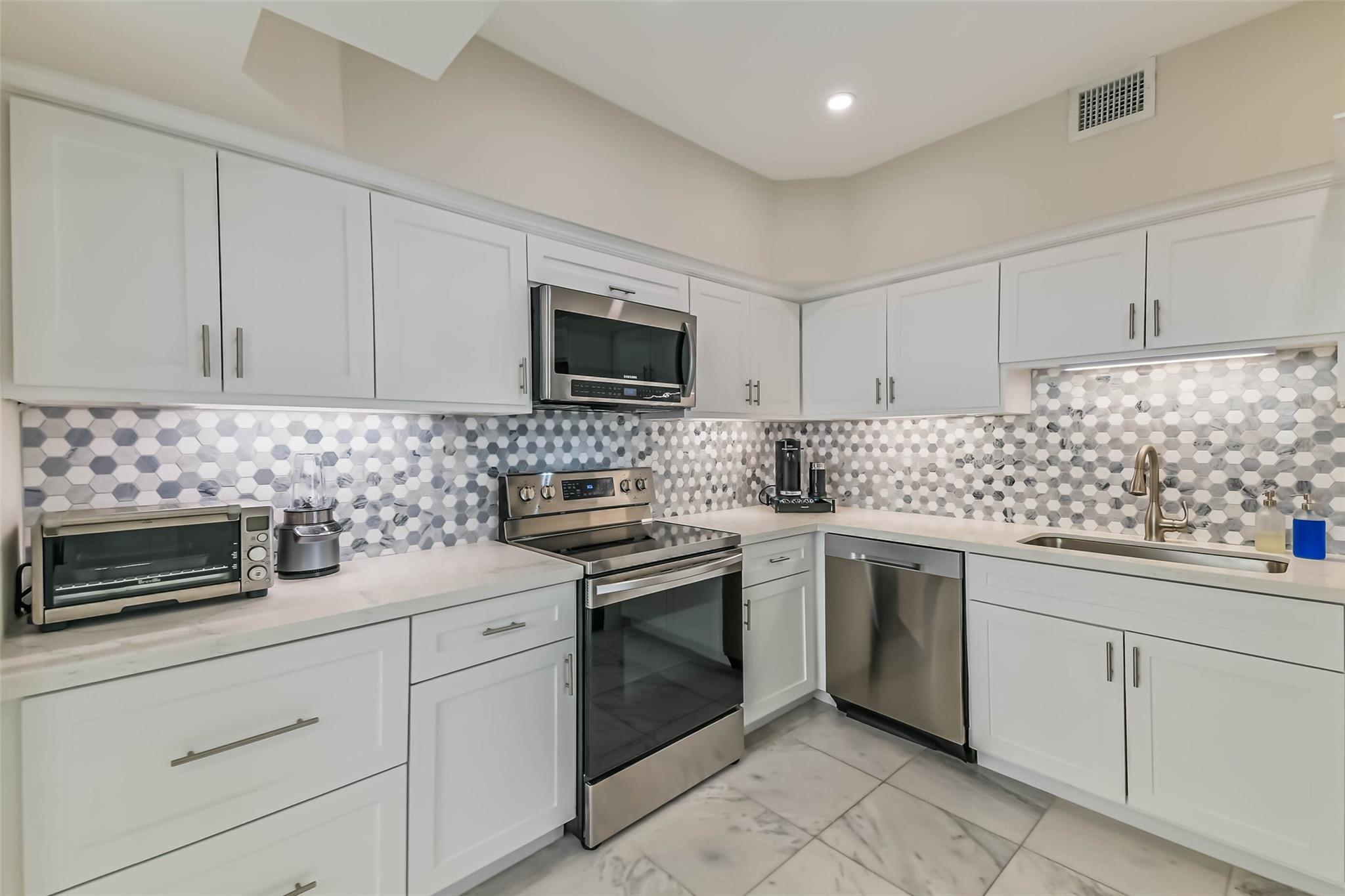 14 Greenway Plaza # 15P