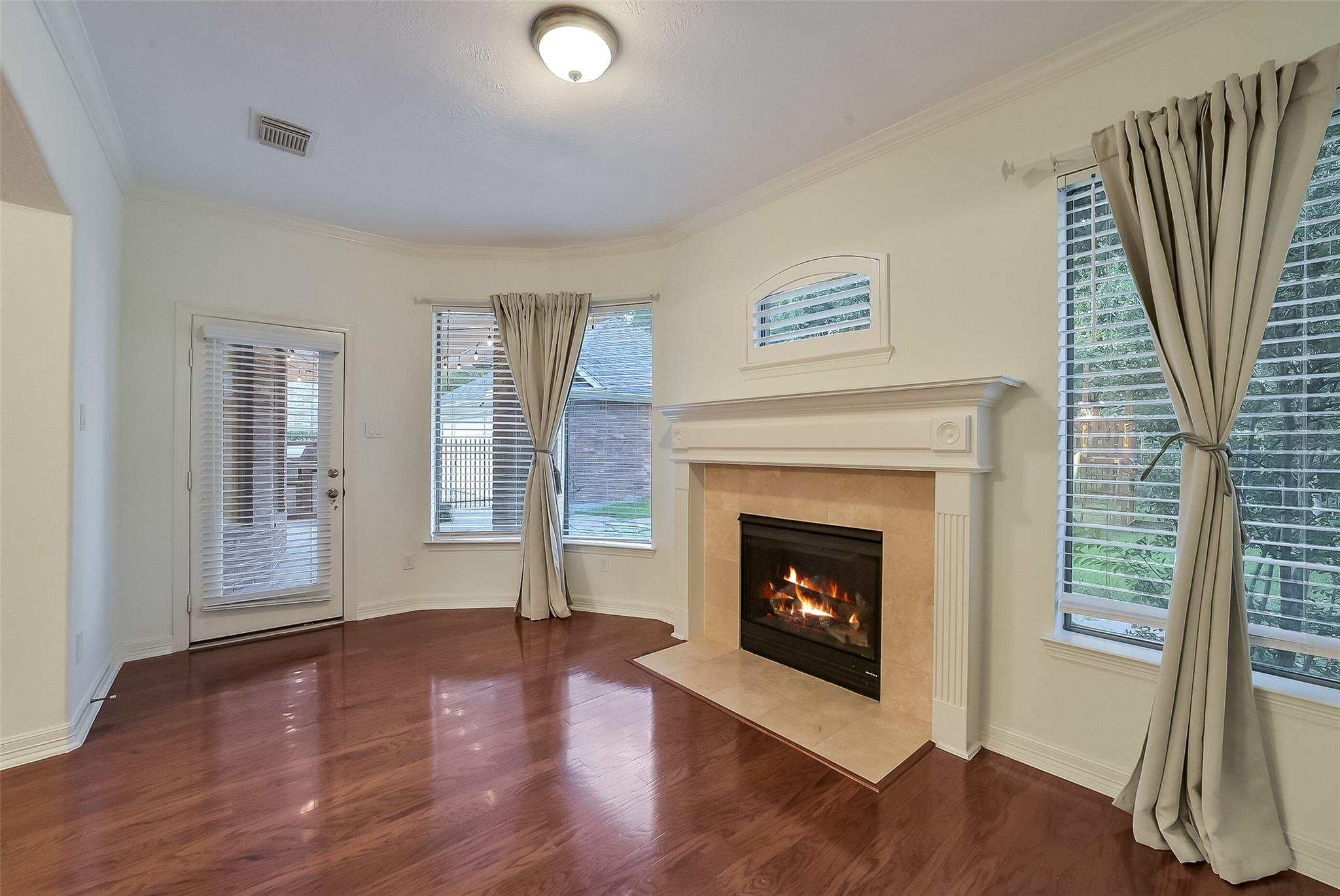 5911 Rose Bush Trail