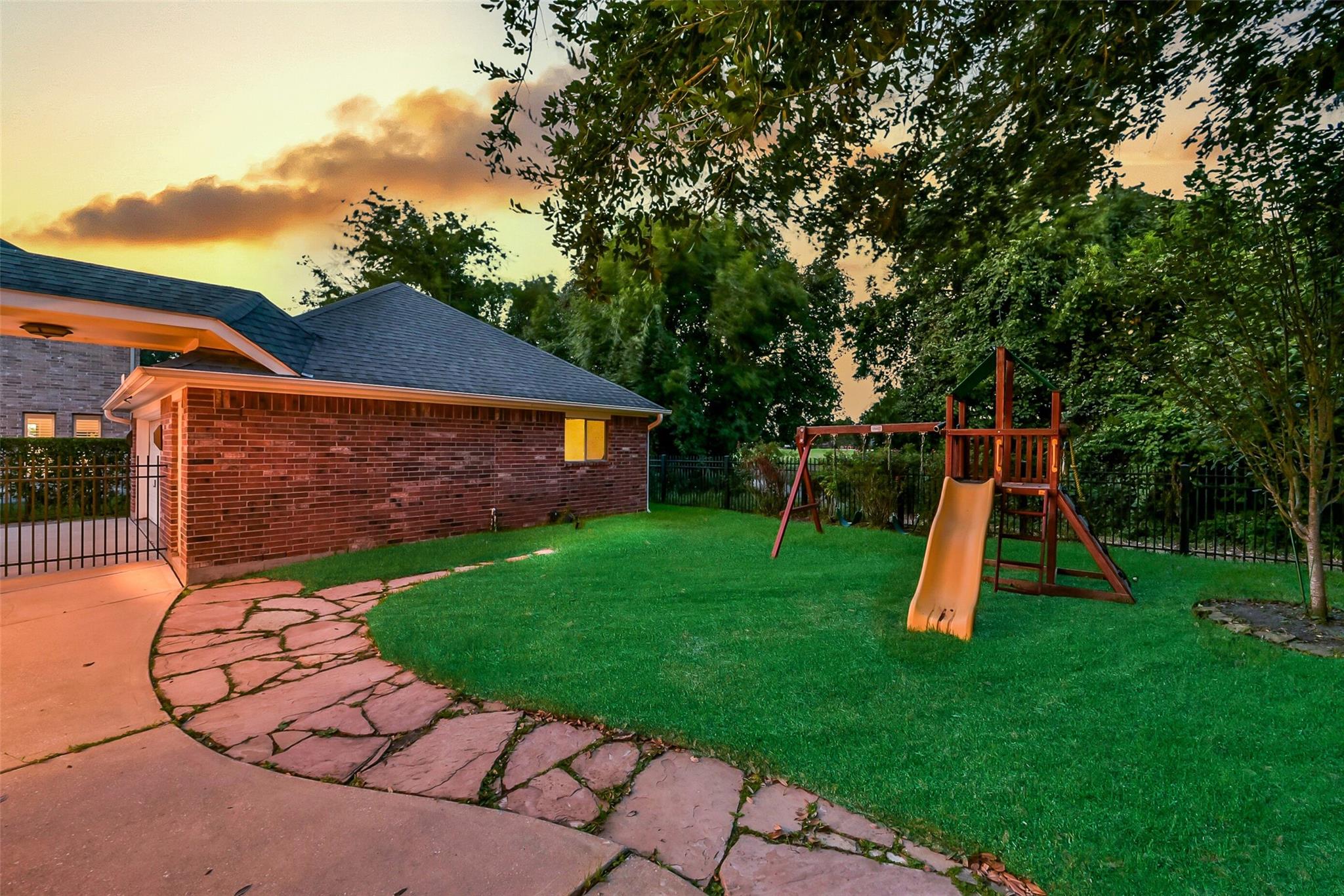 5911 Rose Bush Trail