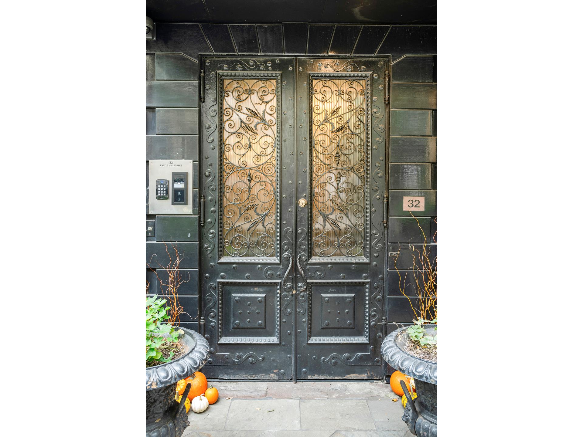 32 E 22ND Street