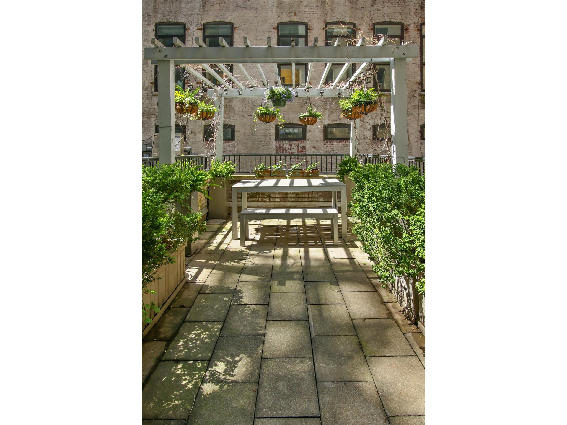 32 E 22ND Street