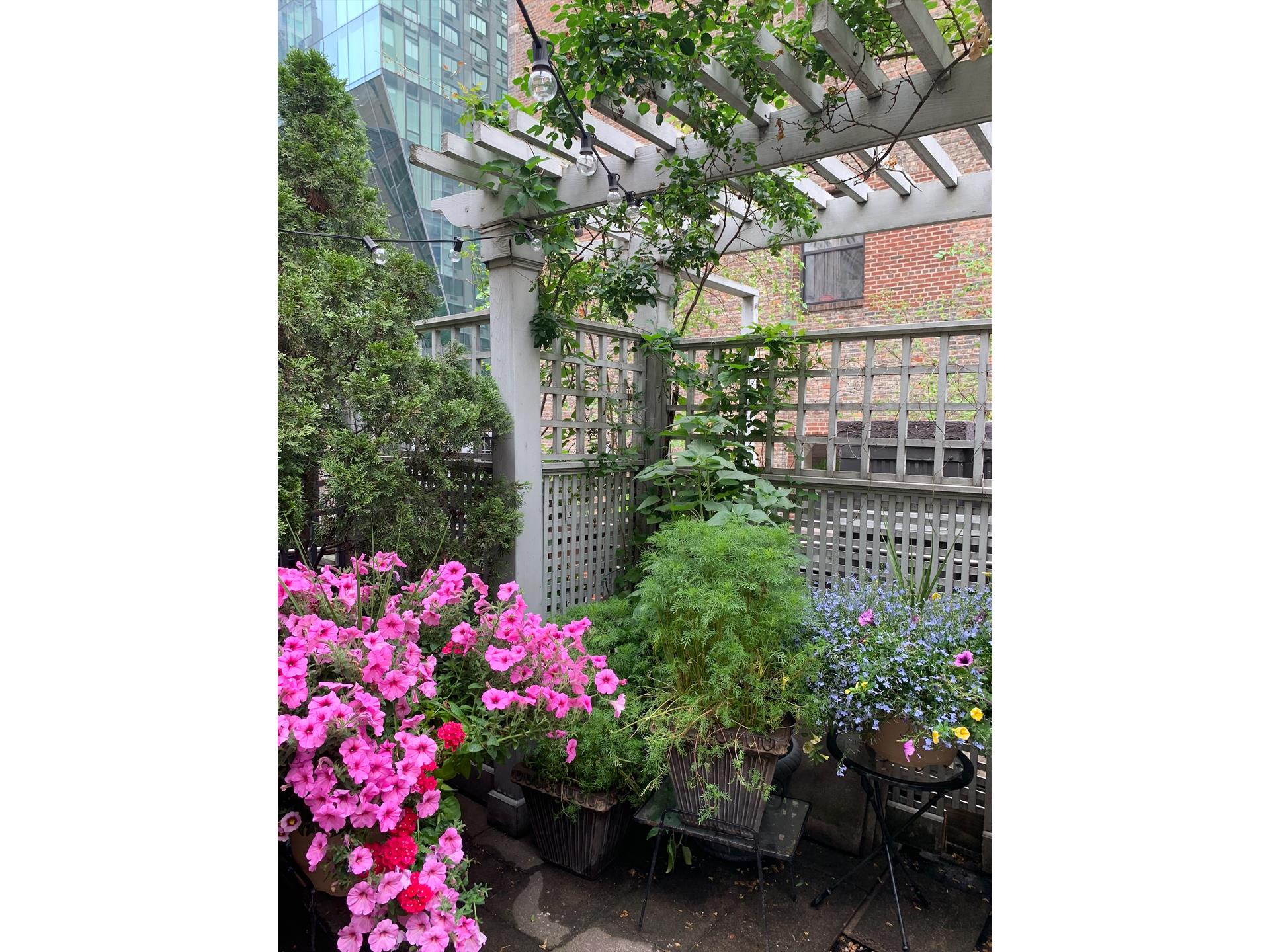 32 E 22ND Street