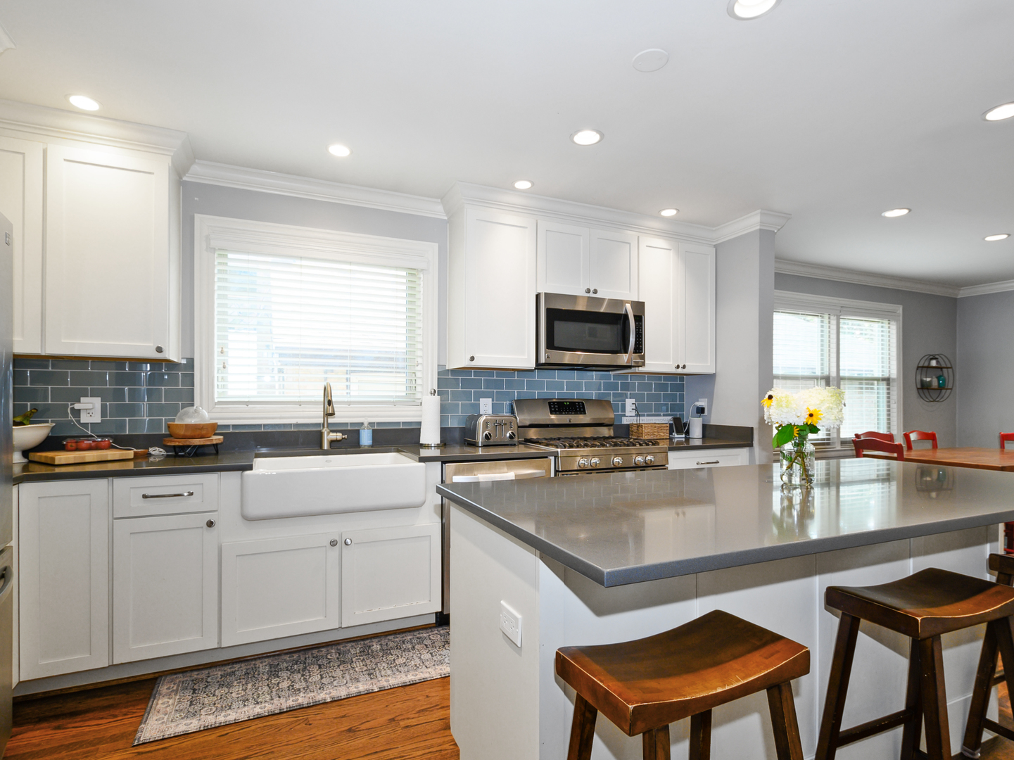 9945 S WASHTENAW Avenue