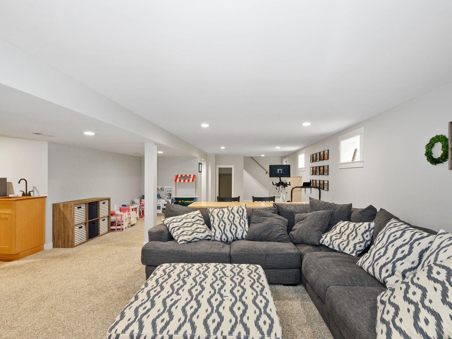 9945 S WASHTENAW Avenue