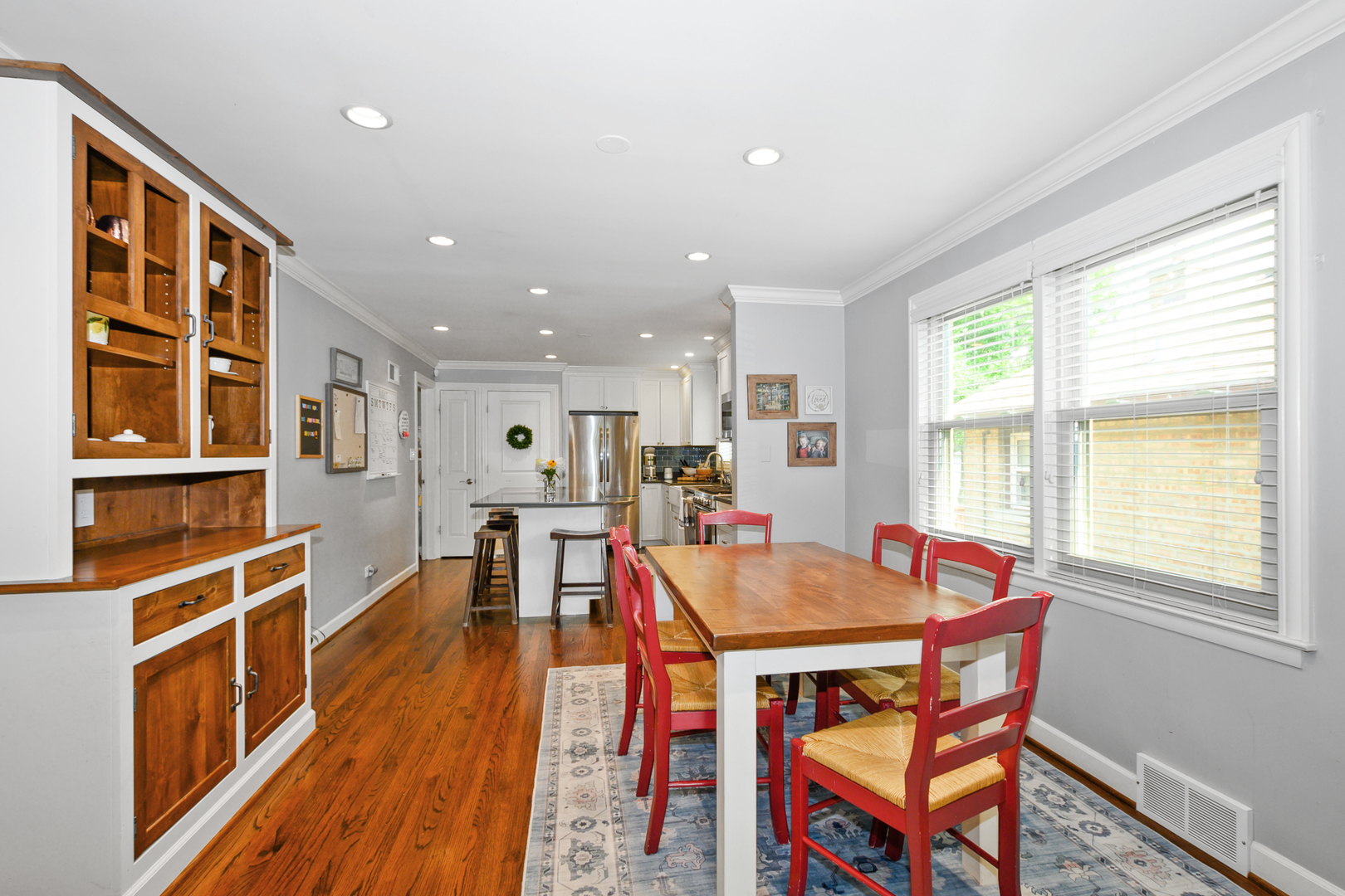 9945 S WASHTENAW Avenue