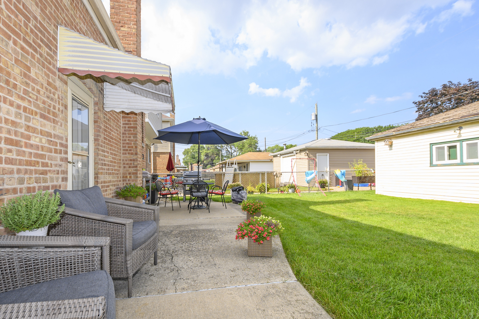 9945 S WASHTENAW Avenue