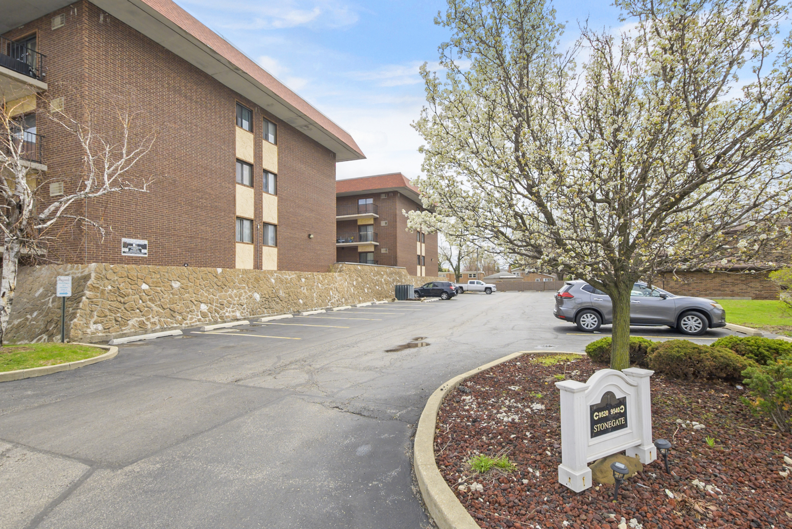 9520 S Mayfield Avenue Unit: 211N