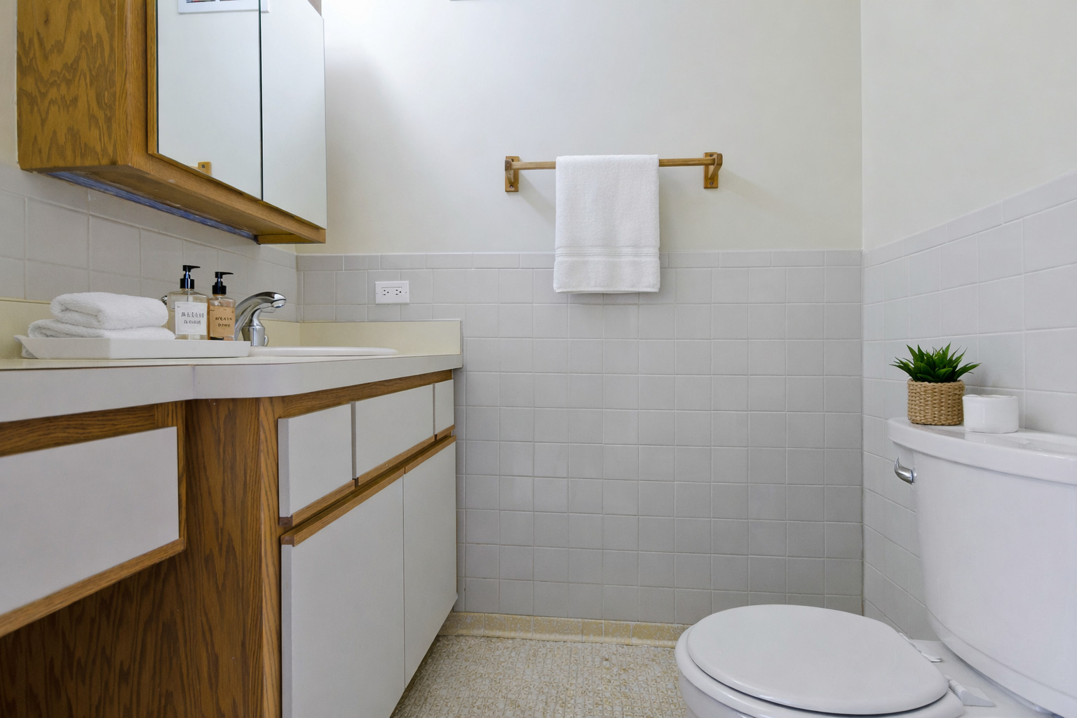 9520 S Mayfield Avenue Unit: 211N