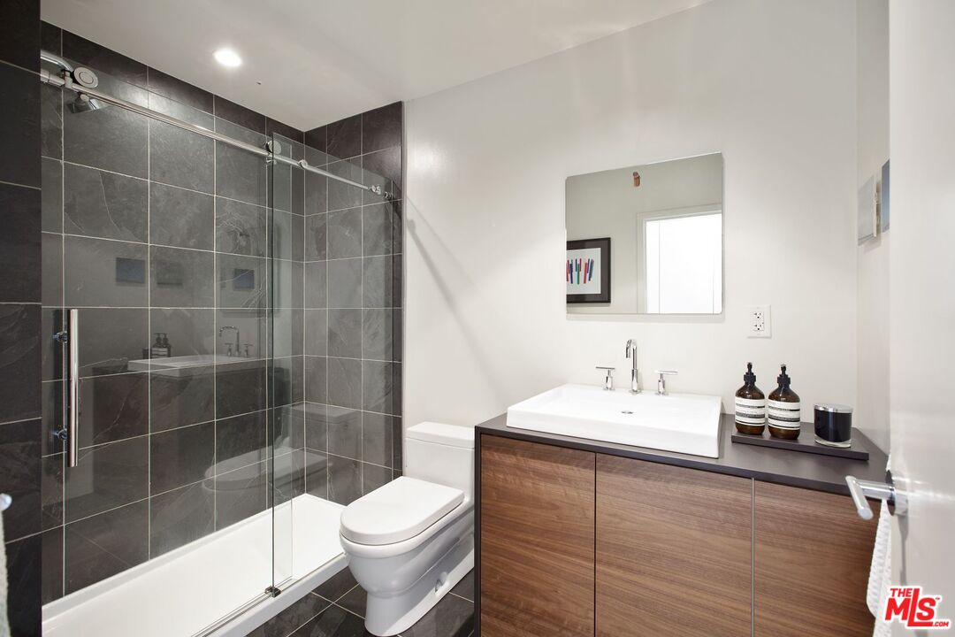 500 Molino St Unit: 204