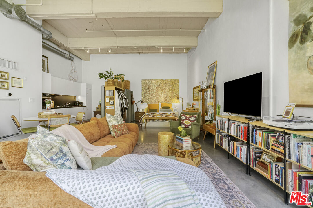 849 S Broadway Unit: 305