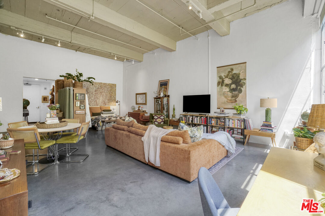 849 S Broadway Unit: 305