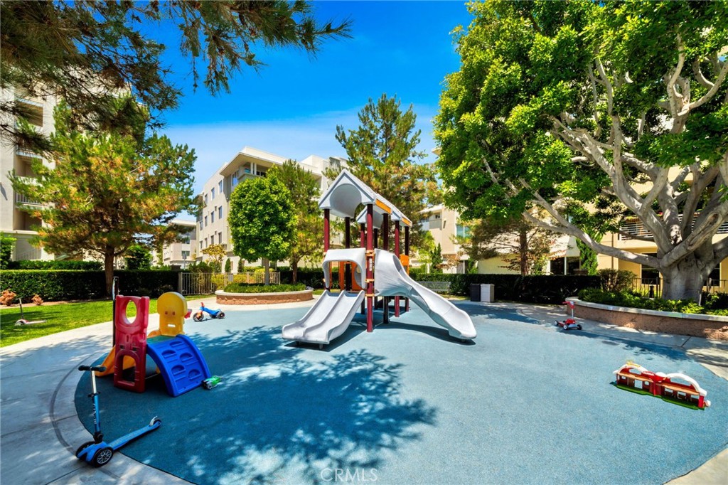 5325 Pacific Terrace 102