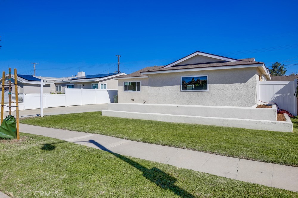 1461 W Flower Avenue