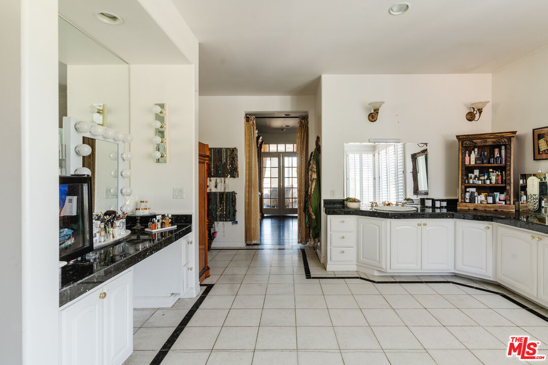 4244 Balcony Dr
