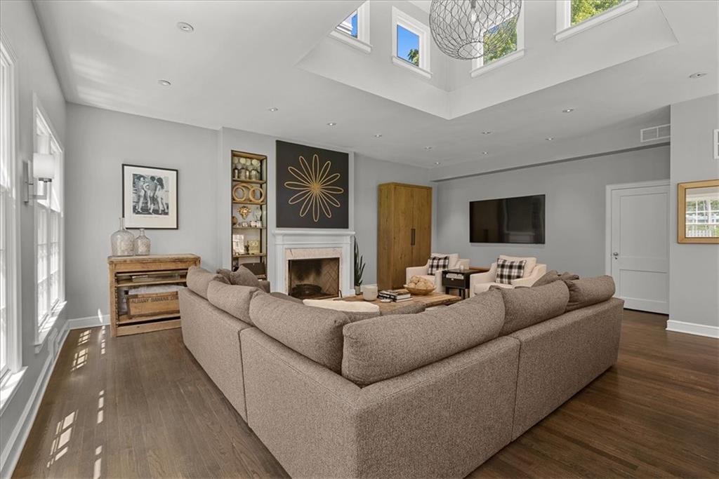 835 W 53rd Terrace