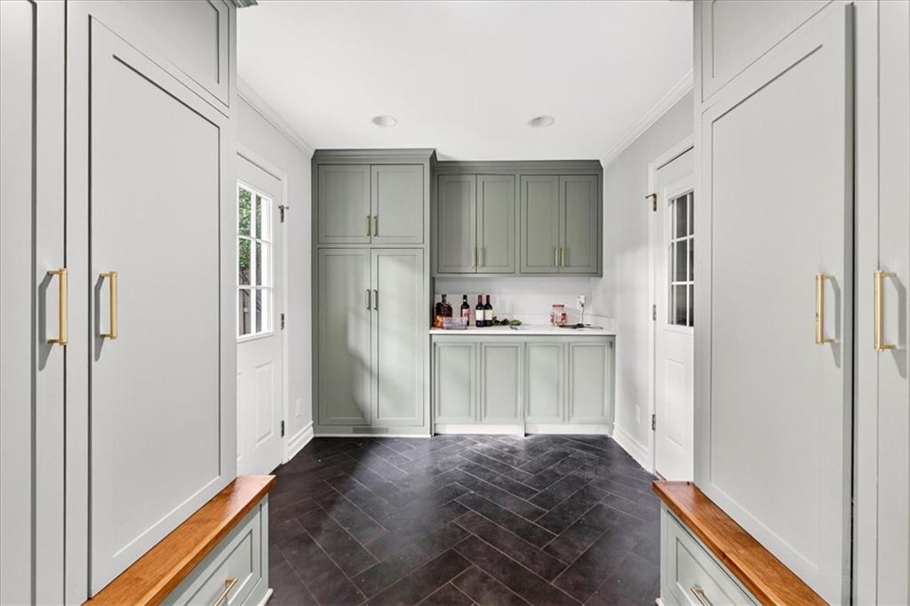 6010 Reinhardt Drive
