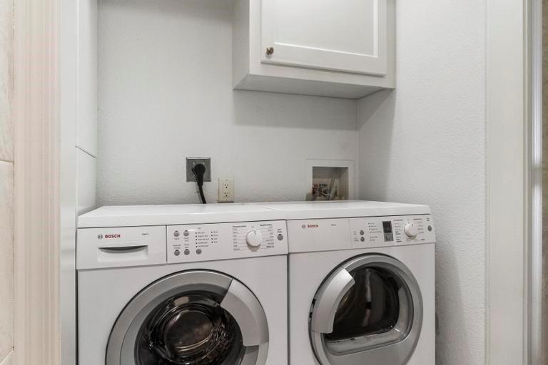 121 W 48th Street Unit: 2005