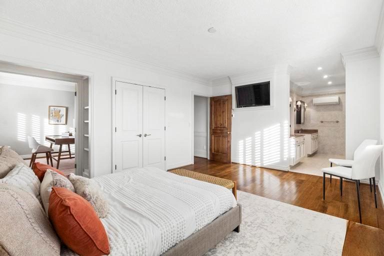 121 W 48th Street Unit: 2005
