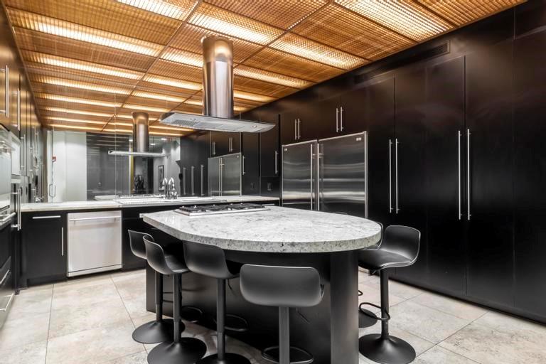 121 W 48th Street Unit: 2005