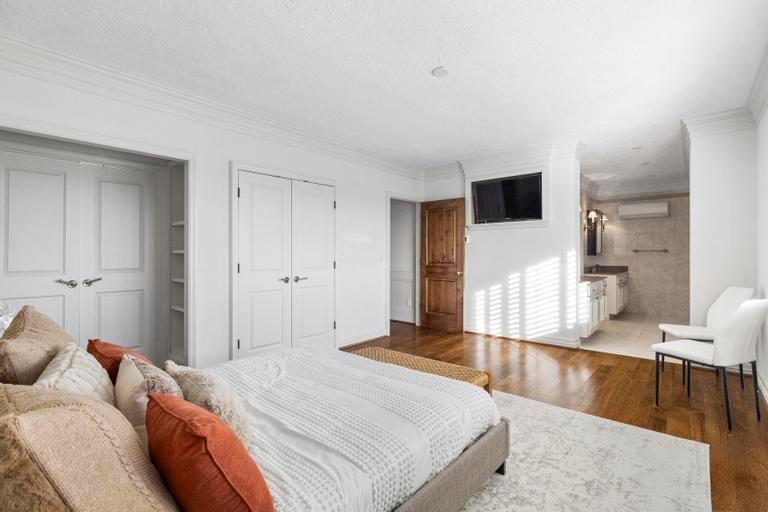 121 W 48th Street Unit: 2005