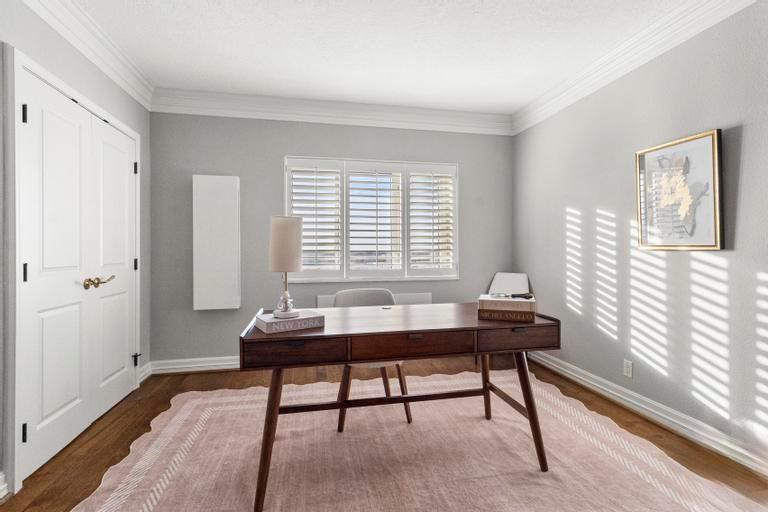 121 W 48th Street Unit: 2005