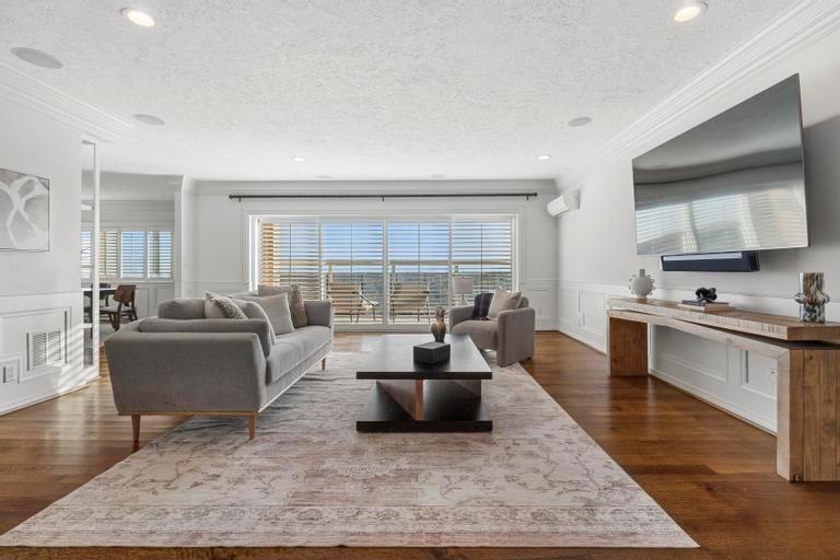 121 W 48th Street Unit: 2005