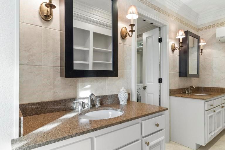 121 W 48th Street Unit: 2005