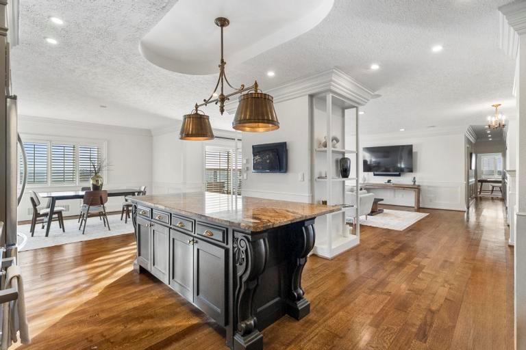 121 W 48th Street Unit: 2005