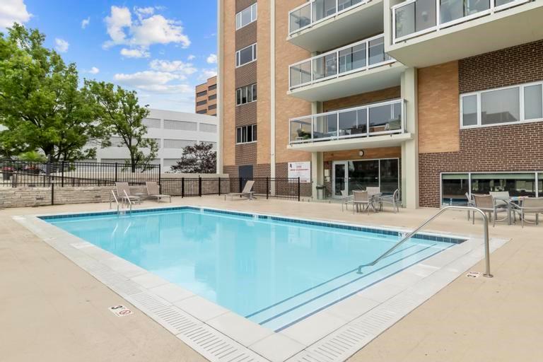 121 W 48th Street Unit: 2005