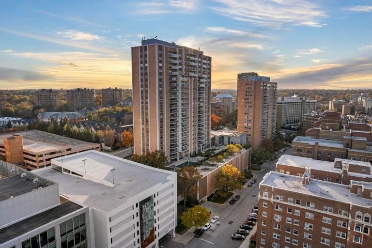 121 W 48th Street Unit: 2005