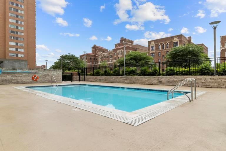 121 W 48th Street Unit: 2005