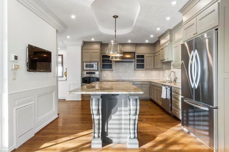 121 W 48th Street Unit: 2005