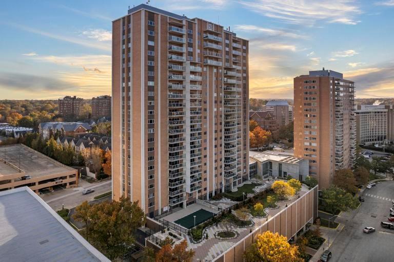 121 W 48th Street Unit: 2005