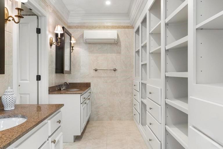 121 W 48th Street Unit: 2005
