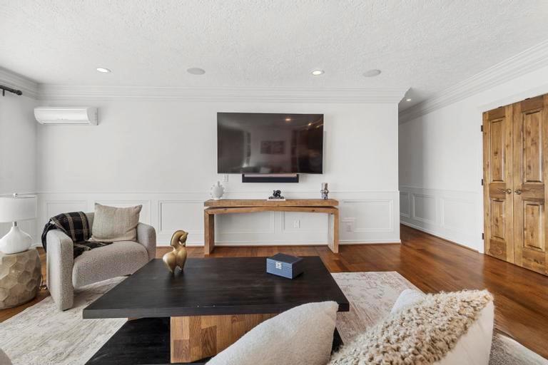 121 W 48th Street Unit: 2005