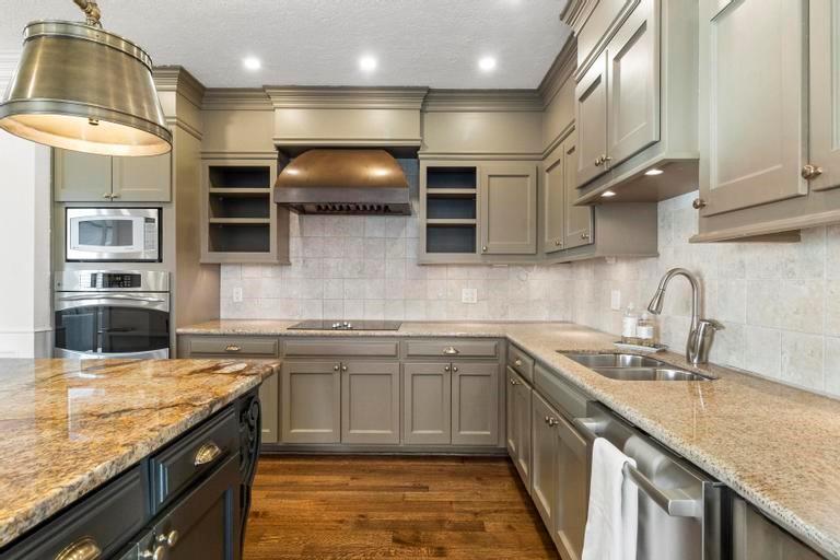 121 W 48th Street Unit: 2005