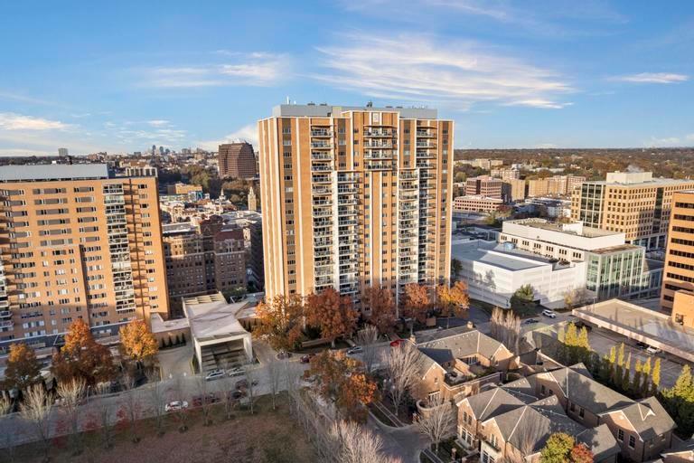 121 W 48th Street Unit: 2005